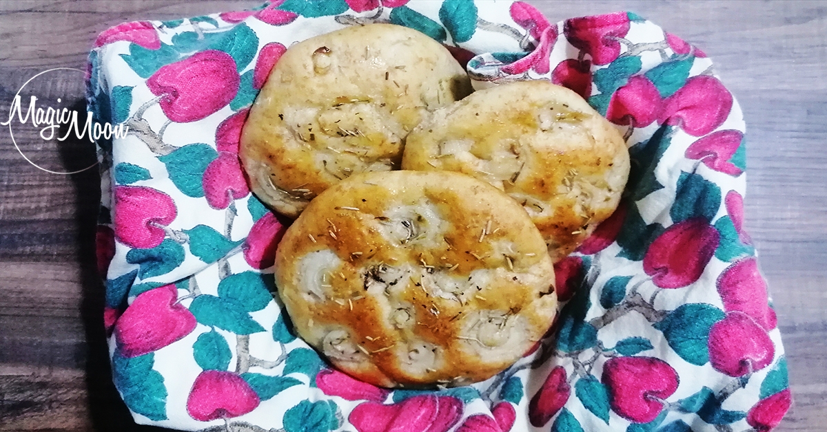 focaccine alle patate  con poolish e cipolle borettane